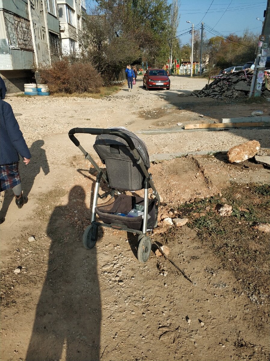 Нефиг гулять, так ещё с колясками. Сидите дома и не выё...
