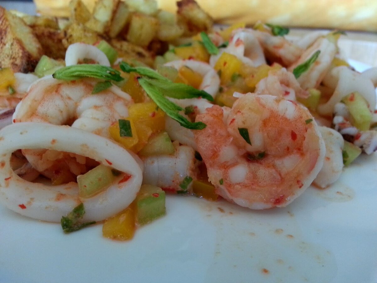 Для украшения можно использовать и кольца кальмаров.