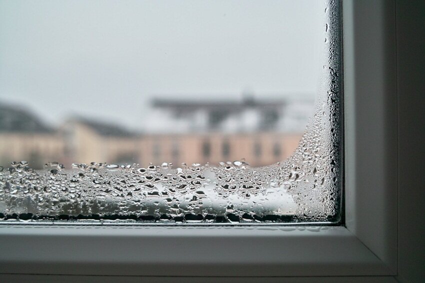 Образование влаги на окнах.