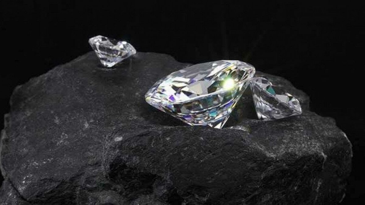 Каменный уголь и алмаз. Углерод Алмаз. Уголь и Алмаз. Уголь графит Алмаз. Алмаз из углерода.