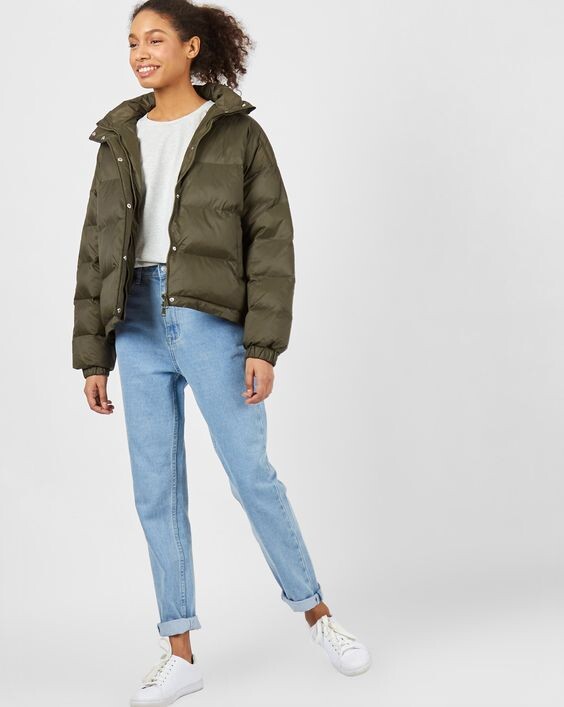 Фото с сайта 12storeez. Момфиты, белая футболка,дутый пуховик и белые кеды. Это актуально. Но это есть у всех брендов и это рекомендуют все стилисты. И так ходят очень многие, особенно среди молодёжи.