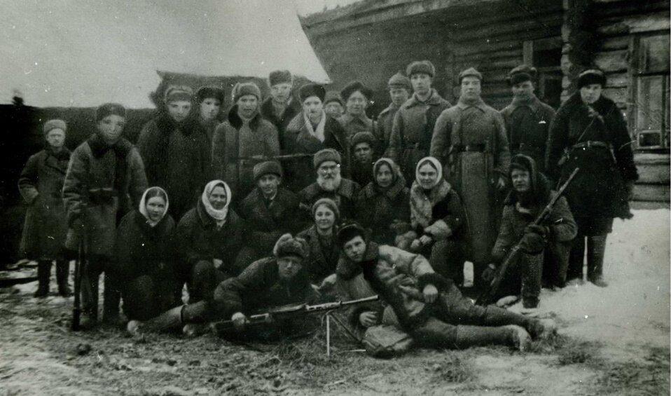 Батя в центре, его легко узнать по бороде. Из-за этой бороды он кажется старше, хотя тут ему 51 год.