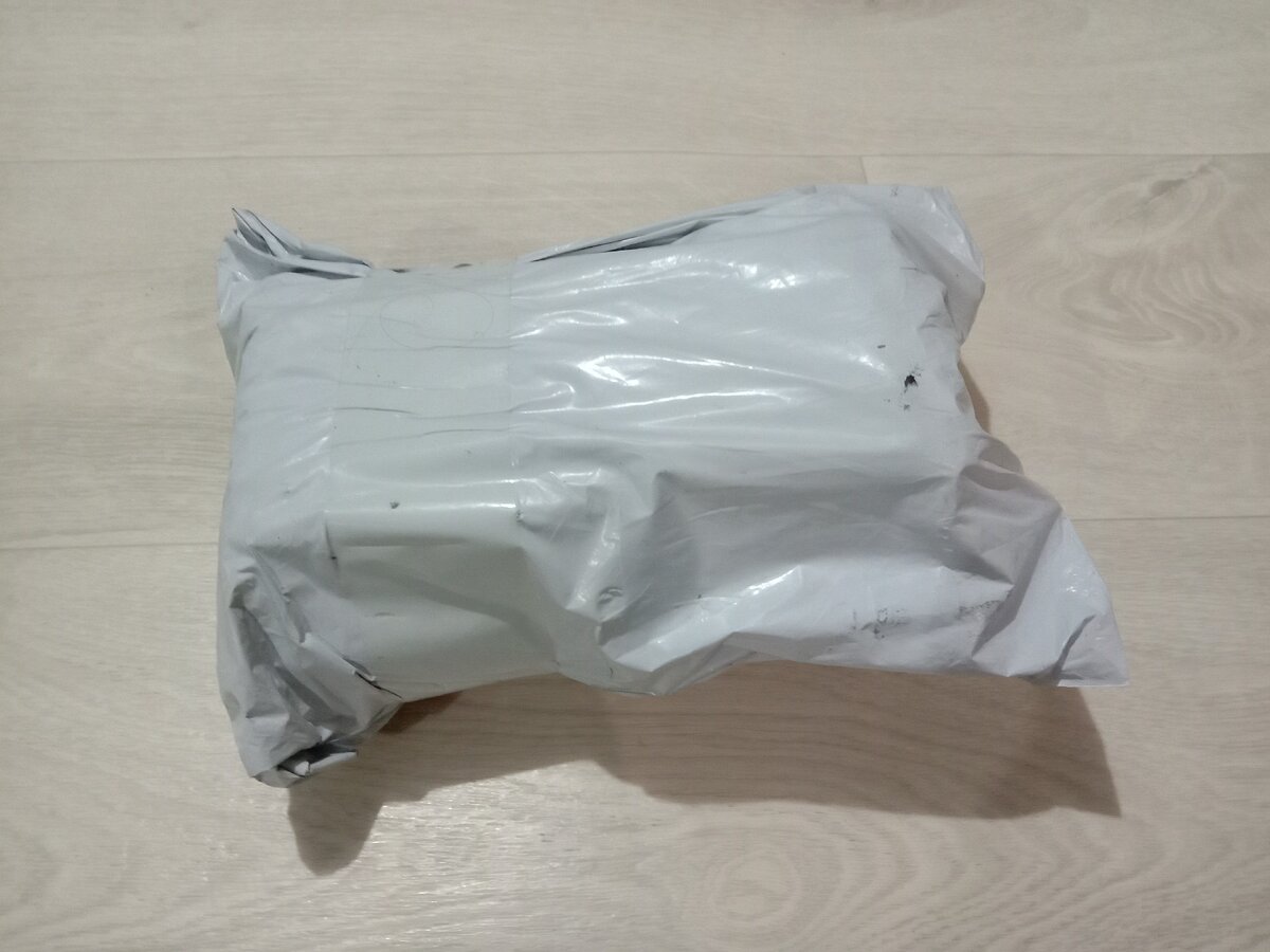 Мелкий пакет без повреждений.