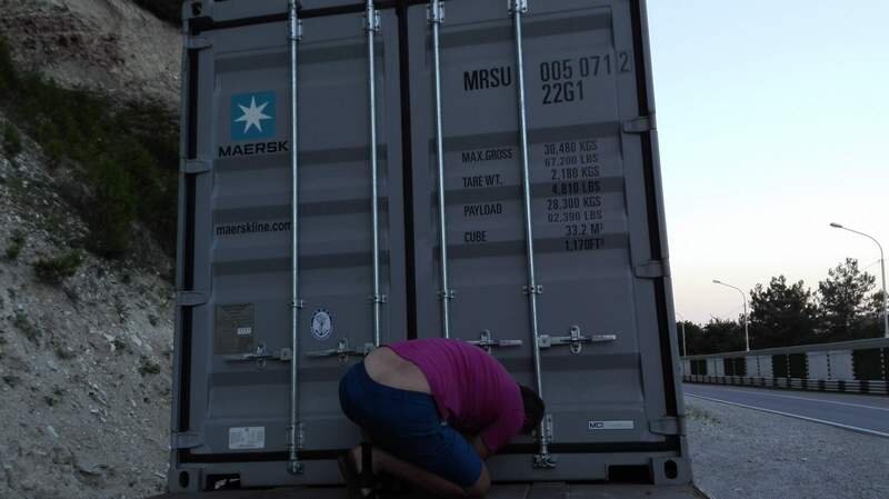 Я с товарищем вожу тепловые насосы из Китая под заказ. На фото я вскрываю приехавший контейнер. Листай вправо