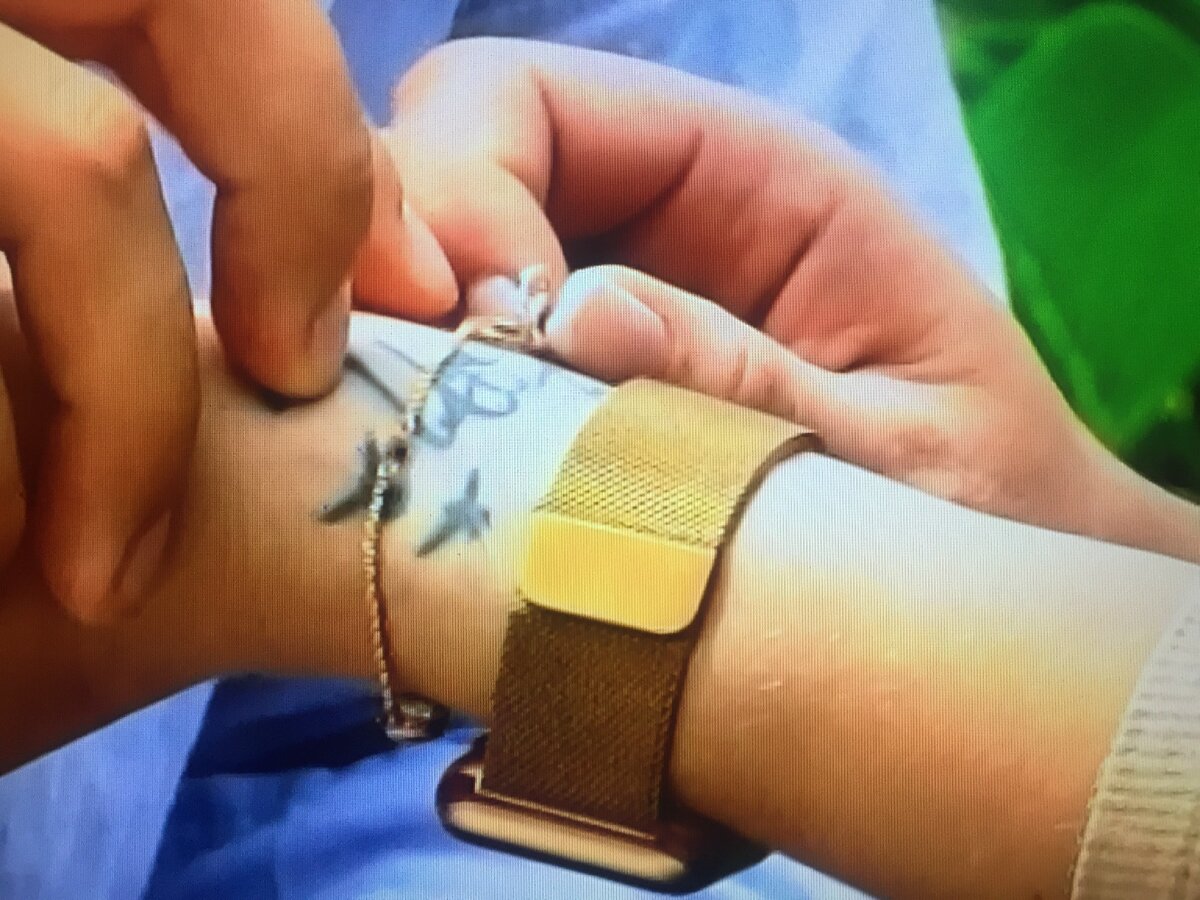 Федя подарил Насте браслет