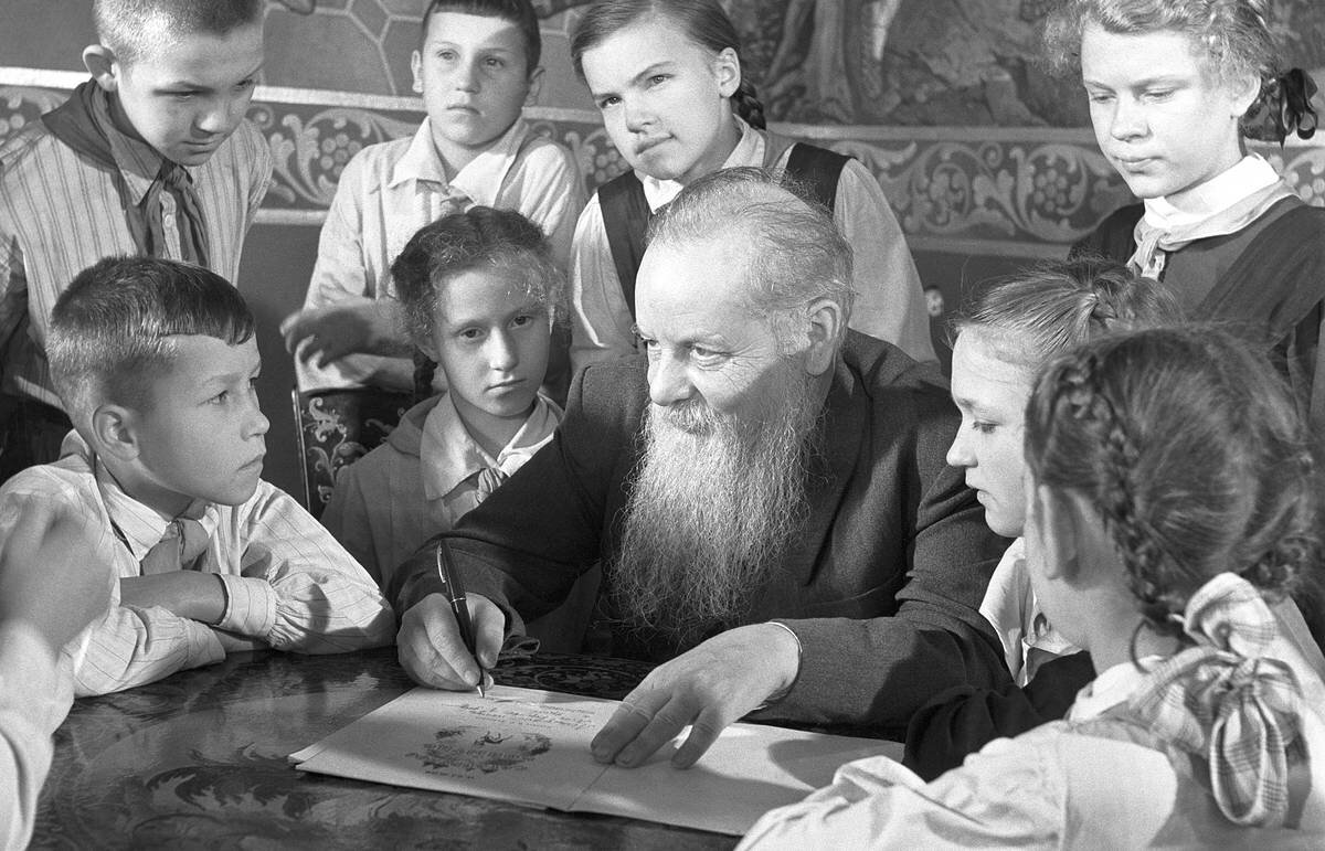 Павел Петрович Бажов на встрече с пионерами.