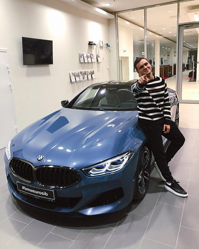 Николай со своей машиной.