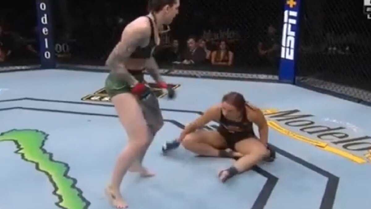 Падение на пятую точку от Нормы Дюмонт.   фото: открытые источники сети. 