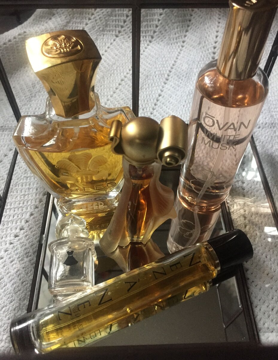 На фото представлены ароматы из коллекции "Парфюм дня": Creed Vanisia, Nez a Nez Atelier D`Artiste, Jovan White musk, Givenchy Indecence, Guerlain La Petite Robe noir 