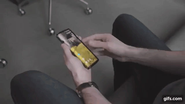 Смартфон разворачивается до размеров полноценного планшета