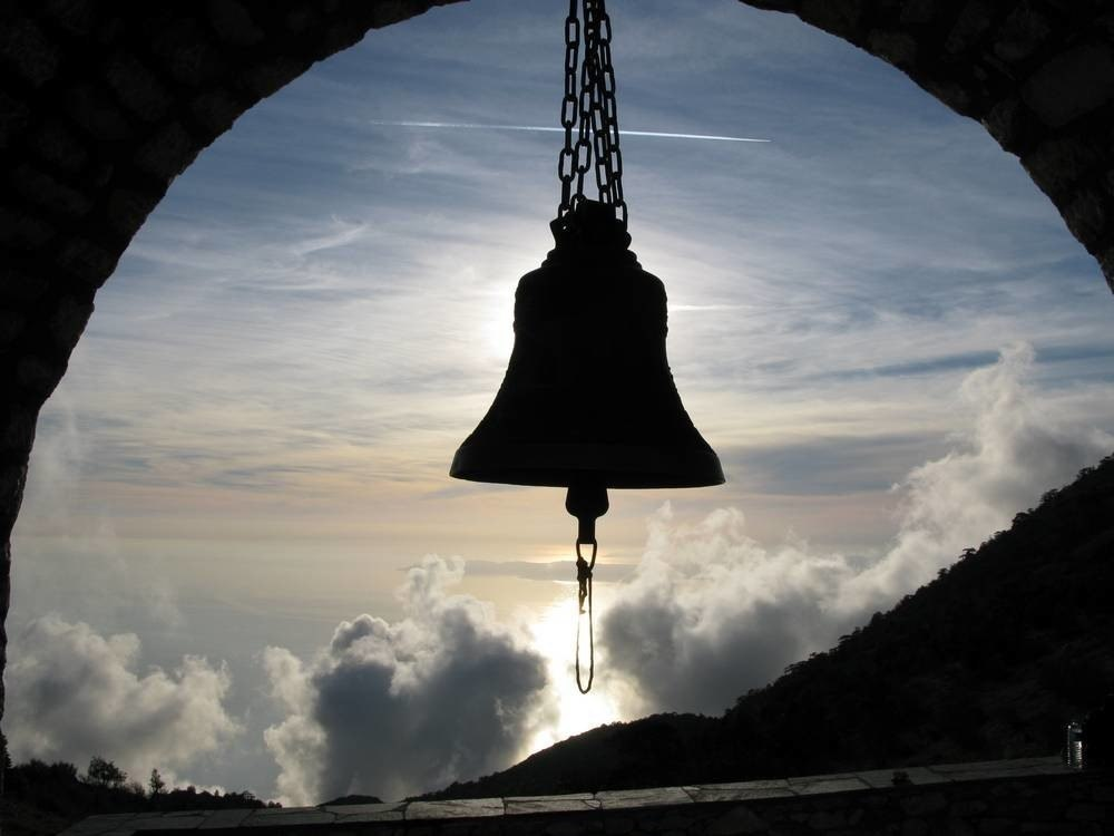 звонница православного храма. колокольный звон в церкви. колокол в небе. набат звонарь. колокольный звон.