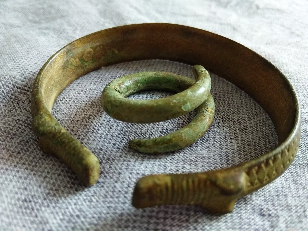 Артефакты (13 века) , из личной коллекции историка, писателя, профессора Черёмина Александра Александровича. 