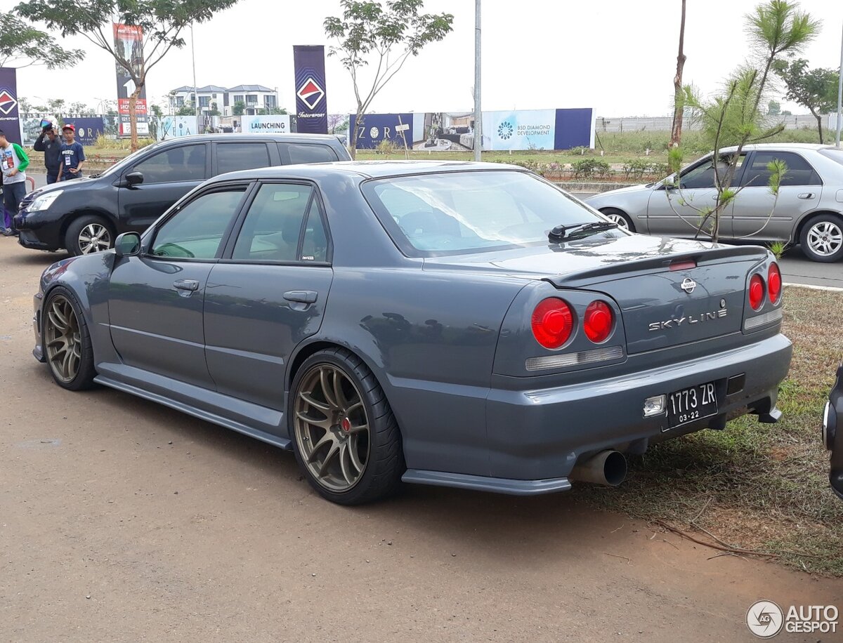 
10-е поколение Nissan Skyline было представлено в мае 1998 в кузовах R34 с большим акцентом на спортивность и соответствие новым экологическим нормам. В базовой модели GT двигатель RB20E был заменен на RB20DE, в последний раз использовавшийся на R32, но модернизированный (NEO). R34 GT с двигателем RB20DE NEO и 5-ступенчатой коробкой передач, стал лучшим по топливной экономичности среди 6-цилиндровых Skyline всех поколений. 5-ступенчатая автоматическая трансмиссия была исключена из этого поколения, взамен предлагалась 4-ступенчатая АКПП и Полный привод. Всего выпущено 67211 автомобилей (включая модели GT-R)[4].  NIssan Skyline в кузове R34 является автомобилем, наиболее часто встречающимся в компьютерных играх: по состоянию на 2020 год автомобиль встречается 501 раз