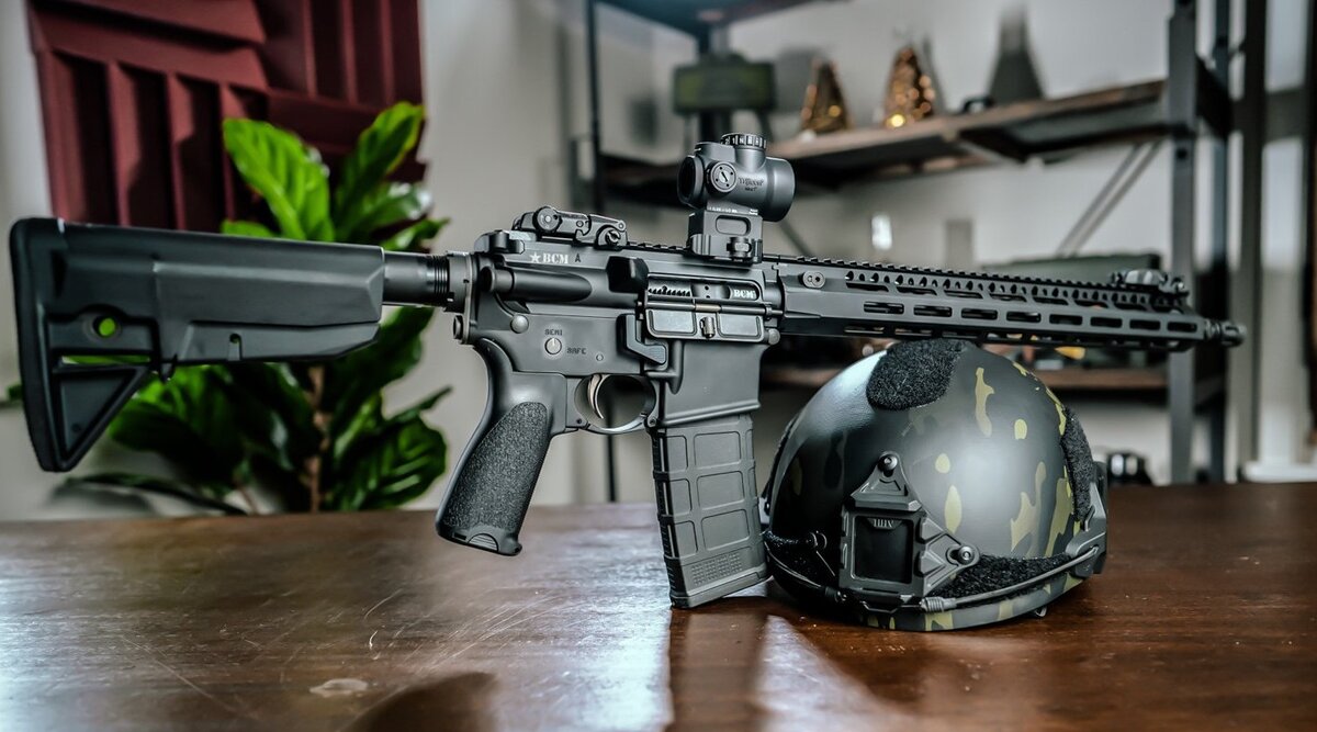 Есть два основных типа автоматики на АР 15, это отвод части пороховых газов либо прямотоком (Direct Impingement  далее DI) либо через поршень.  