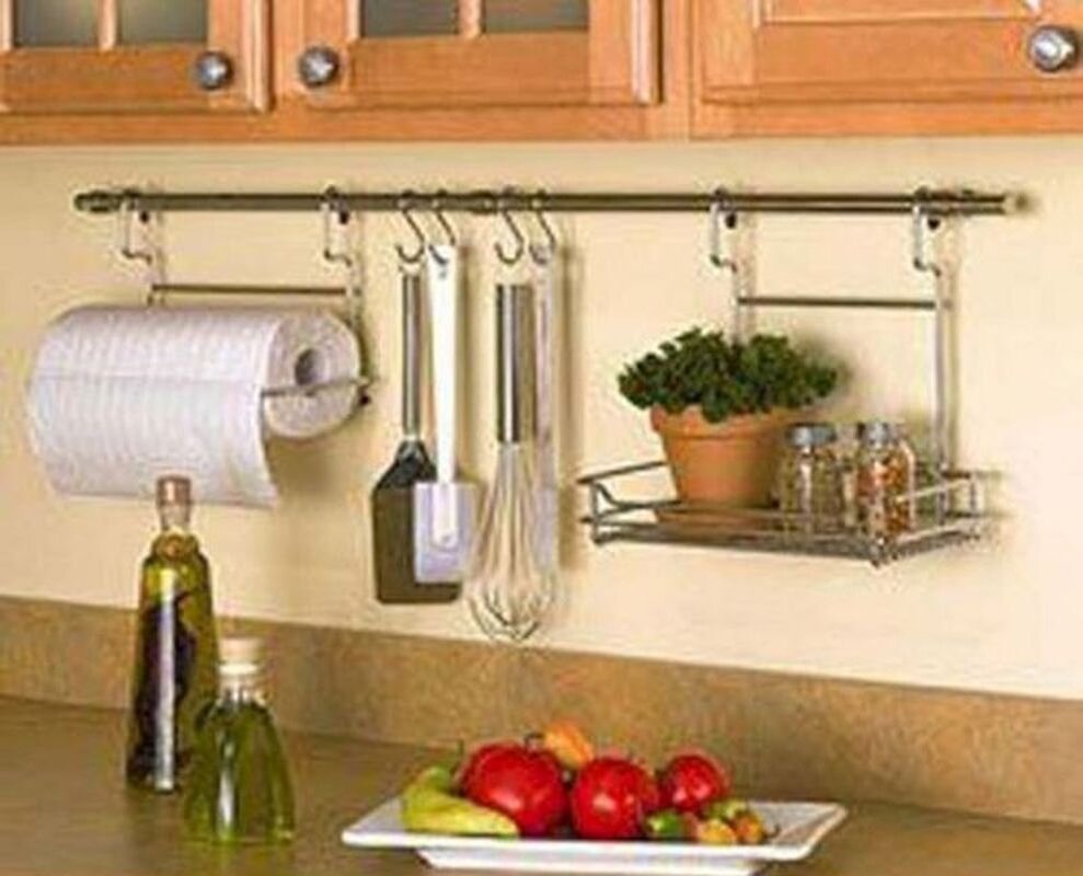 Использование вертикальных плоскостей в интерьере маленькой кухни (рейлинги, подвесы и т.д.).