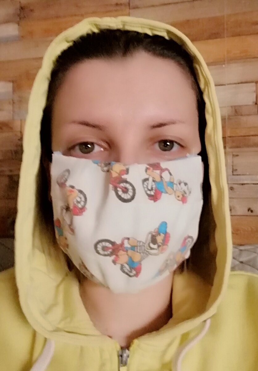 Хорошо прилегает. Можно дезенфицыровать в микроволновке из за отсутствия металлических вставок. И веселенькая получилась. Ноль затрат. 