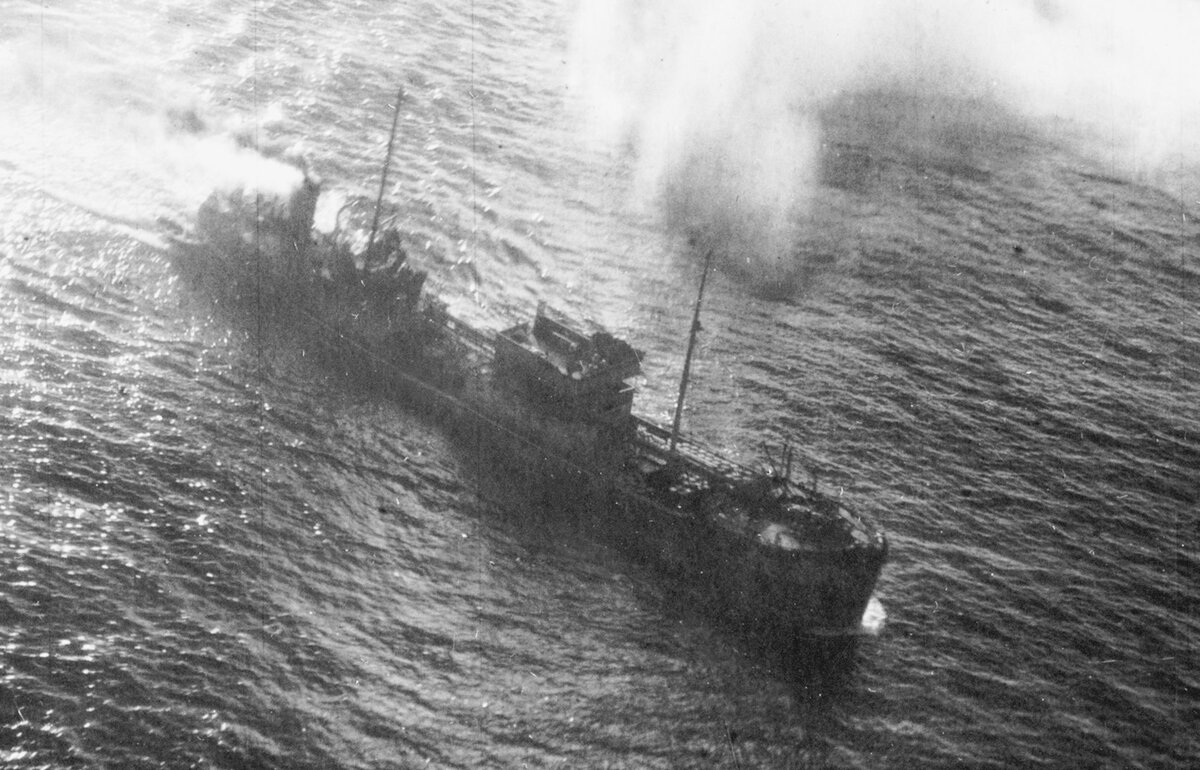 Германский танкер "Sassnitz", обнаруженный авиаразведкой ВВС КБФ 26 марта 1945 года. Аэрофотосъемка гвардии лейтенанта П.Д. Лаврика