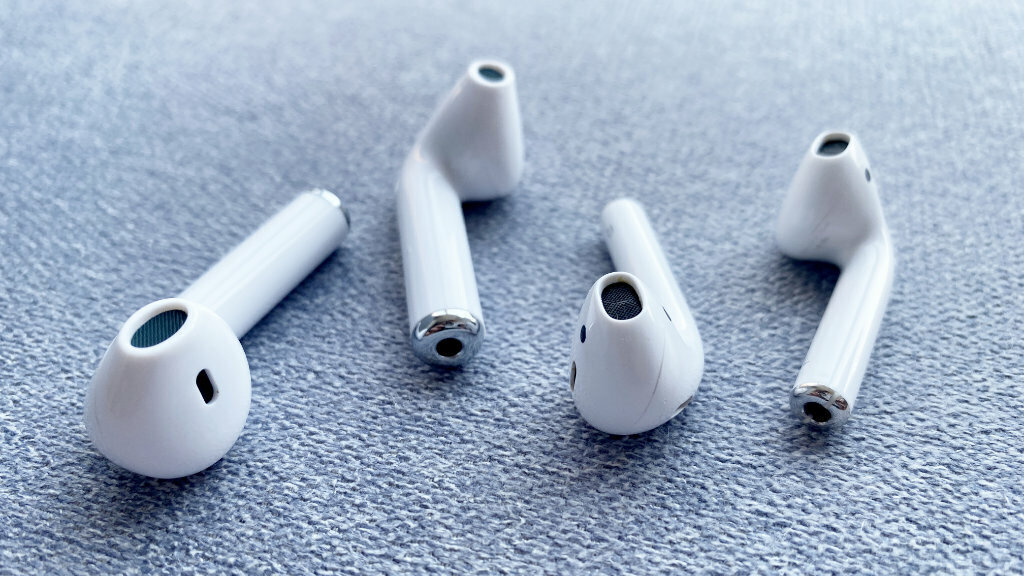 AirPods Lite слева и AirPods справа