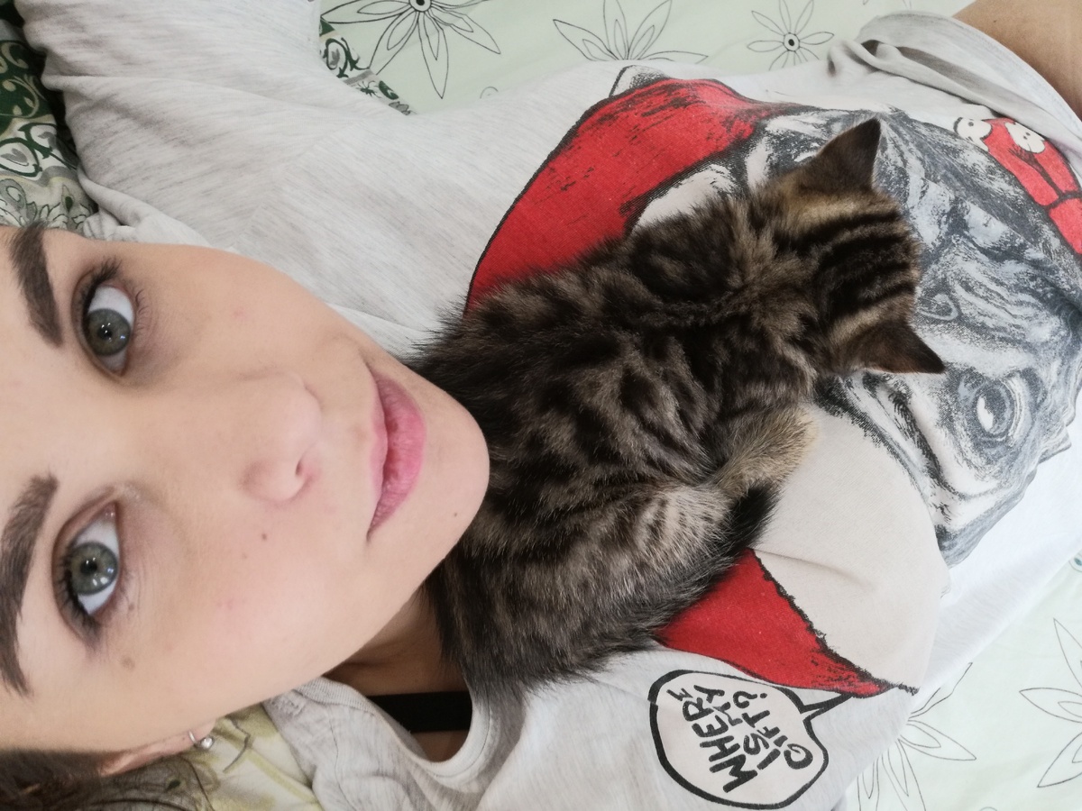 А вот так лицо выглядело после месяца соблюдения водного баланса (режим сна бы ещё кто соблюдал) 