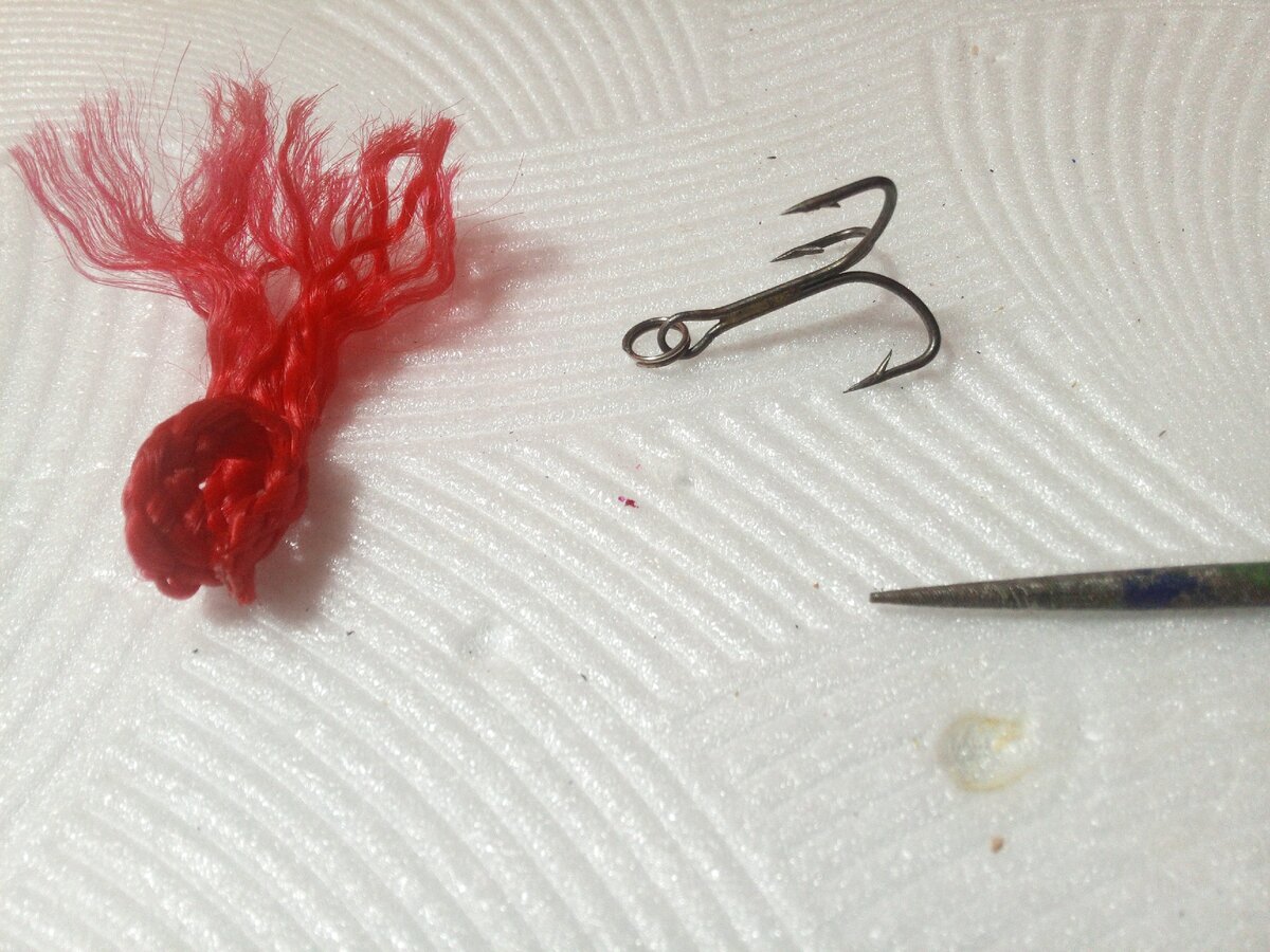 Цвет шнурка не важен сами смотрите , хотя красный похож на хвост рыбы