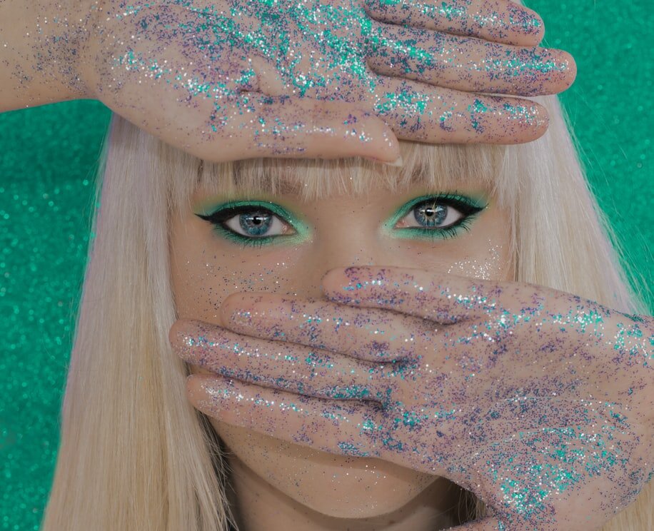 Ярче Солнца: глиттеры, шиммеры, металлики и сатиновые текстуры ...