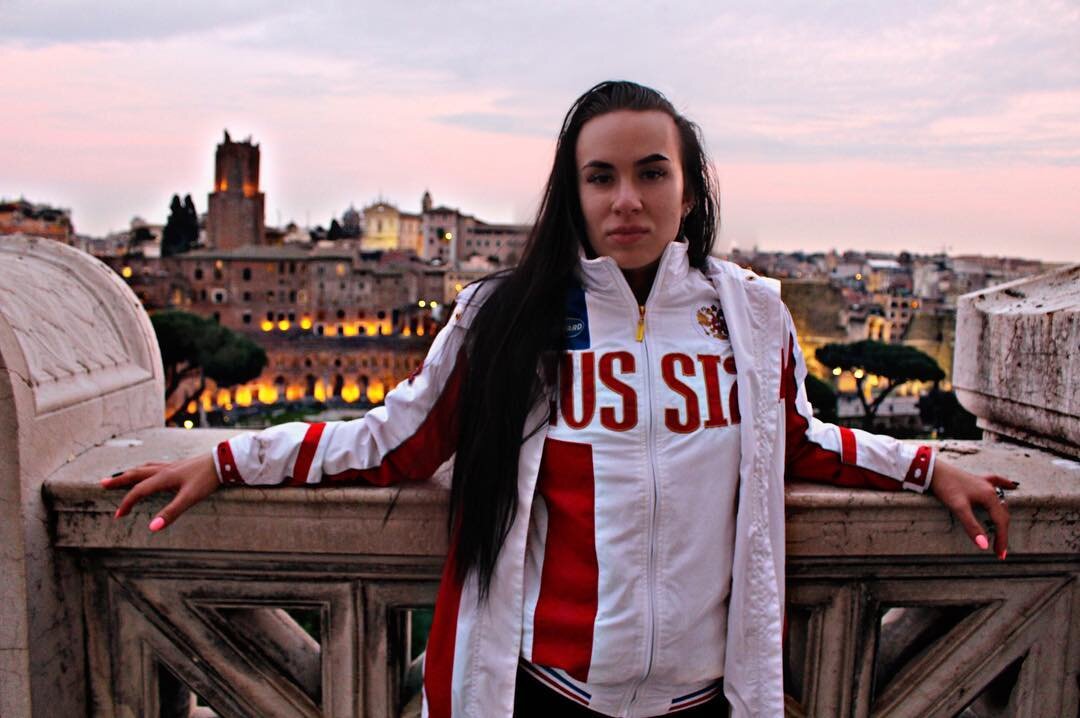 Фото из инстаграм профиля девушки: @unrrreal