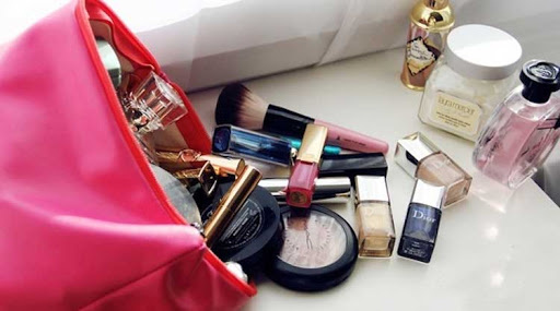 Женская косметичка это чёрная дыра!