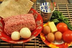 ШАГ 1:
Подготавливаем продукты, которые нам понадобятся для приготовления рулета с фаршем.