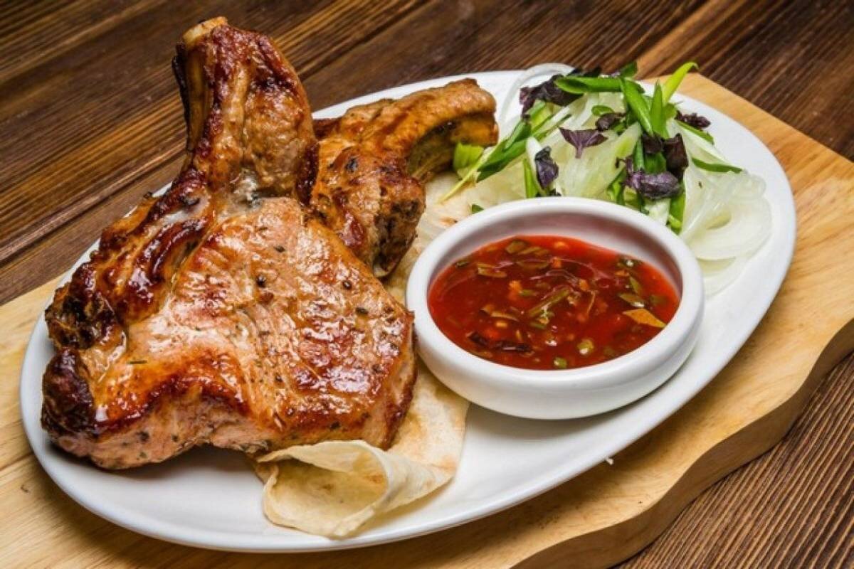 Невероятно вкусное мясо на косточке, запеченное в духовке! Нежное, сочное, ароматное запеченное мясо отлично сочетается и с пивом, и с крепким алкоголем. Подходит к любому гарниру. Нравится всем уже начиная с запаха!