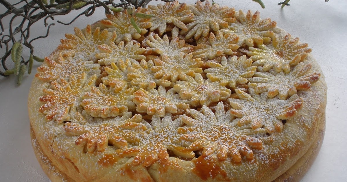 Она на пироге листики вылепила. И цветочки. Представляешь?