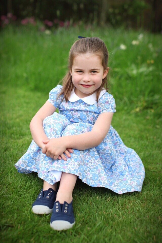 Герцоги Кембриджские воспитывают троих детей - принца Джорджа, принцессу Шарлотту и принца Луи.
2 мая 2015 года на свет появилась прекрасная принцесса Шарлотта! В этом году малышке исполняется 5 лет.