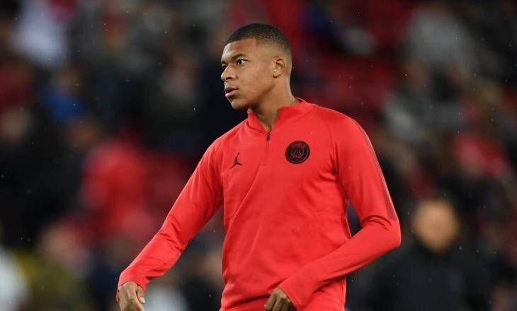 ПСЖ продолжает вести переговоры с нападающим Килианом Мбаппе о продлении действующего контракта.