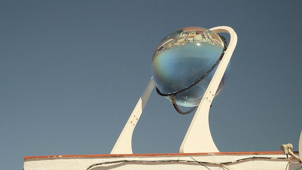 сферическая линза Rawlemon, собирающая солнечный свет на крохотную солнечную панель. Создатели хвастаются, что она генерит энергию даже при лунном свете