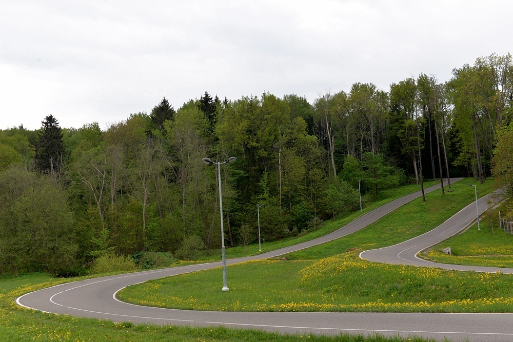 На этом спуске-повороте развиваю 42 км/ч на роликах seba с 90 мм колёсами