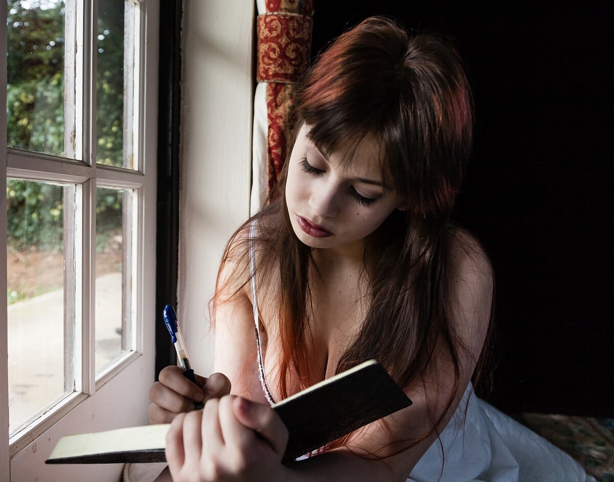 https://cdn.pixabay.com/photo/2015/11/21/15/49/sad-woman-1055092_1280.jpg