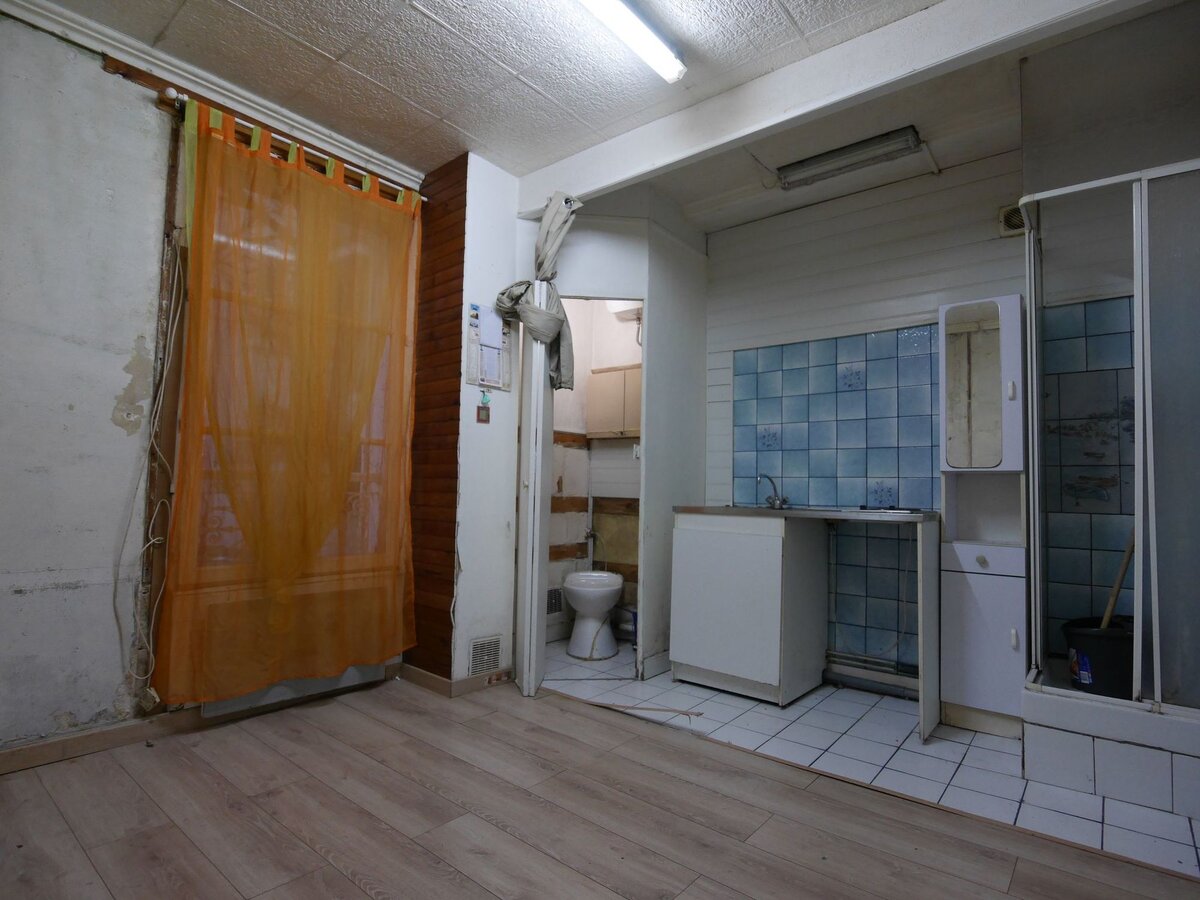 Студия под Парижем до ремонта. Душевая находилась прямо в зоне кухни и не была изолирована