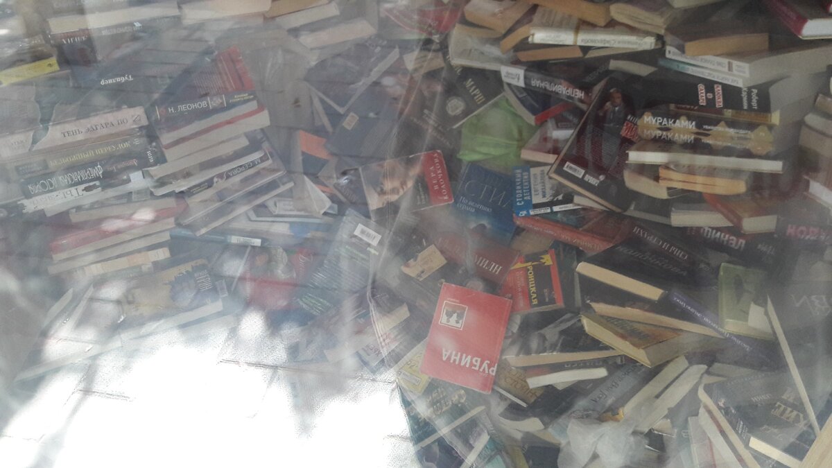 Книги свалены у входа в кучу.