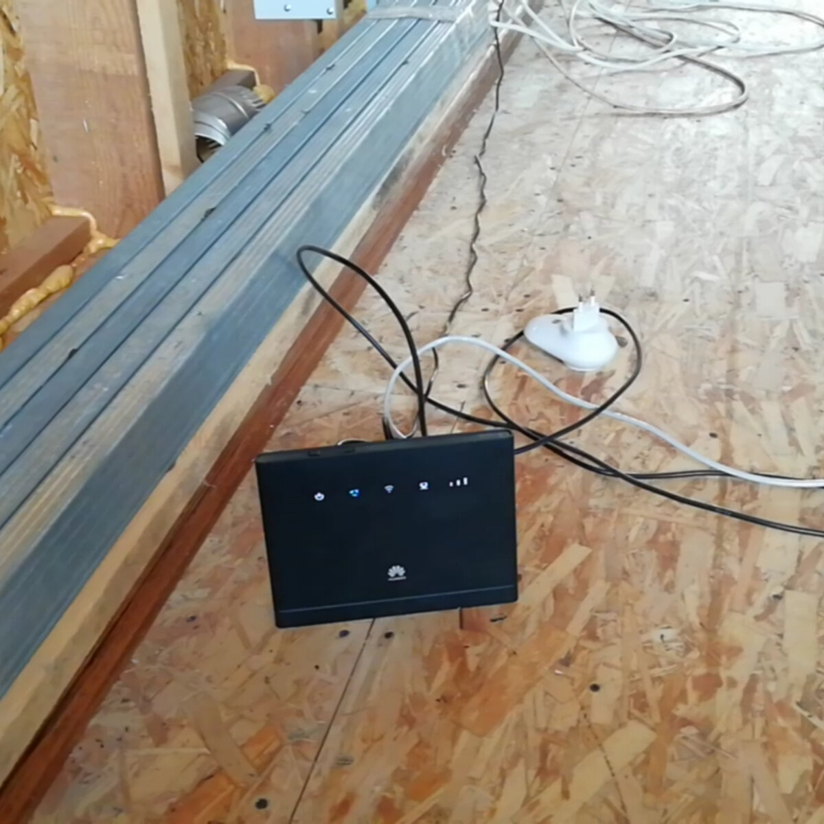 Роутер Huawei B315S-22 (рядом GSM розетка для удалённой перезагрузки) 