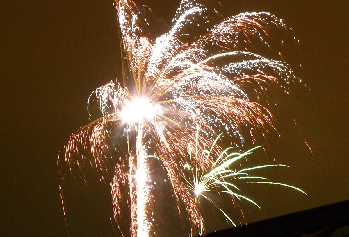 Фейерверк в новогоднюю ночь