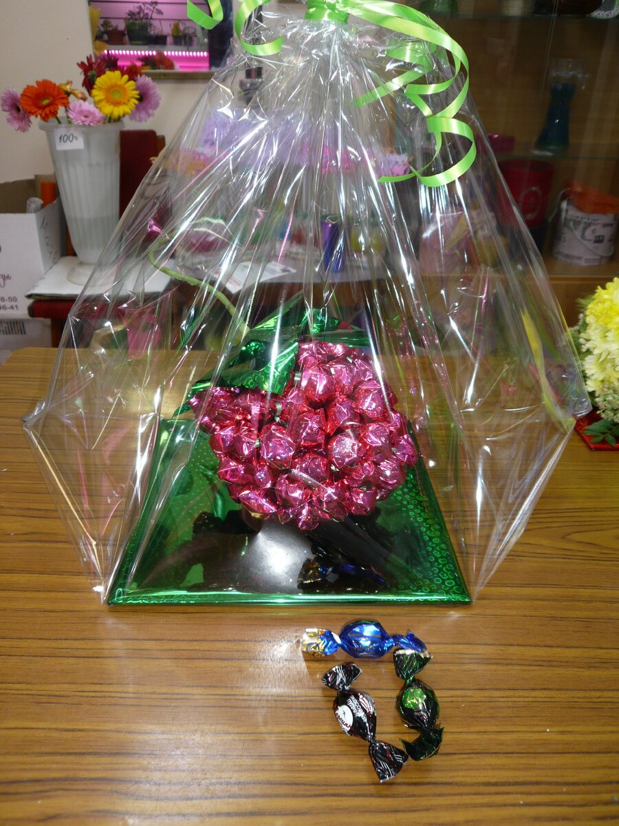 Композиция  "Ягода" из шоколадных конфет .