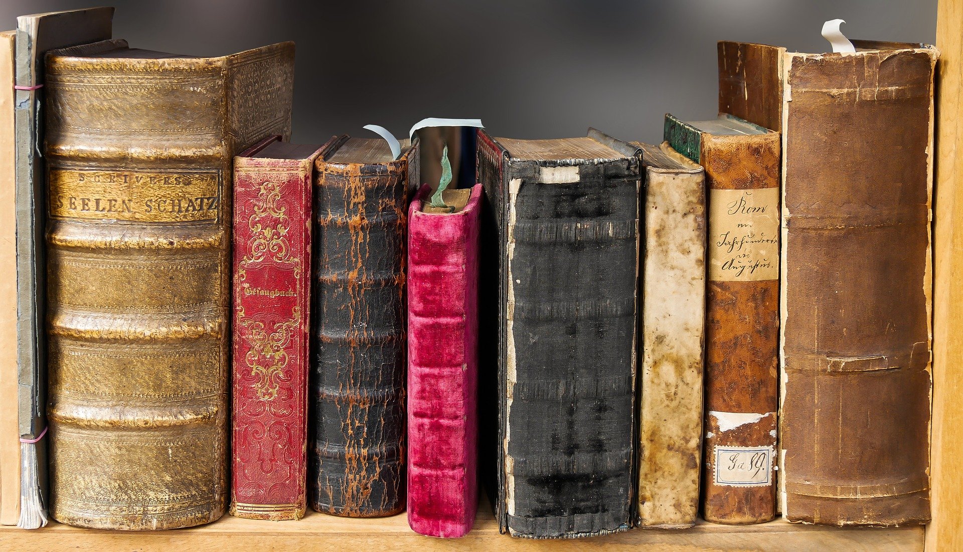 Почему старые книги имеют особенный запах0