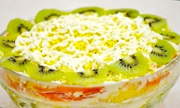 Этот необыкновенно вкусный салат, при всей своей простоте, не оставит вас равнодушными. Я уверяю. Легко готовится и моментально исчезает с тарелок. Доступный, сытный и очень ароматный! Любителям слоеных салатов посвящается!