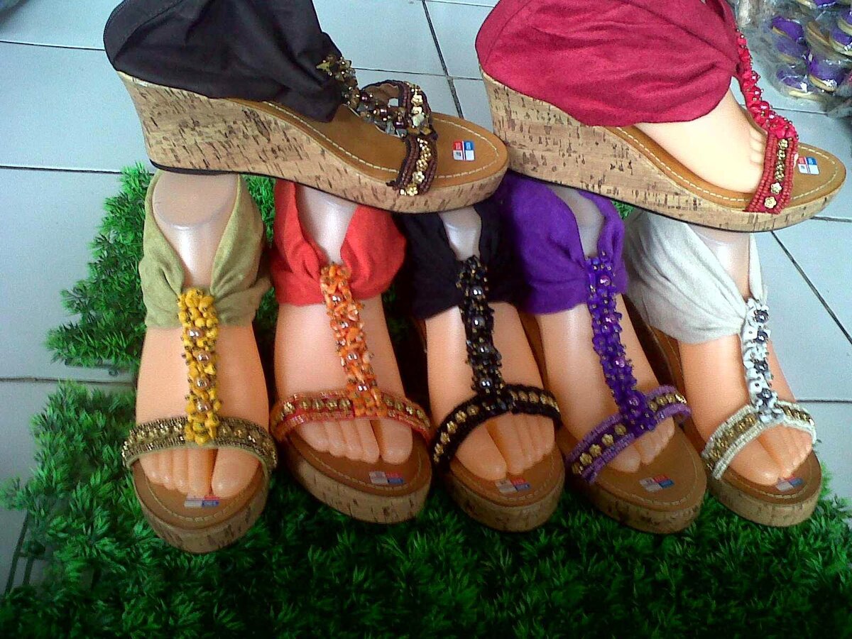 Источник: http://1.bp.blogspot.com/-x2EL8b-rkIk/U-yujgHgdAI/AAAAAAAAAko/mpEB6ThKUn8/s1600/sandal-bali-wedges7cm-2.jpg