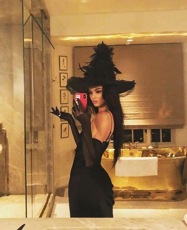 Все, что понадобится, - это тотал-блэк лук и, конечно же, ведьминская шляпа