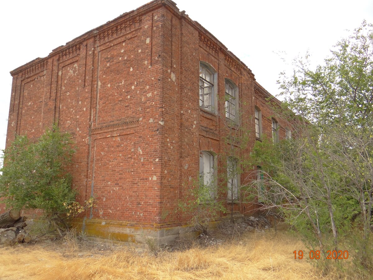 Старинное здание станции Воропоново.