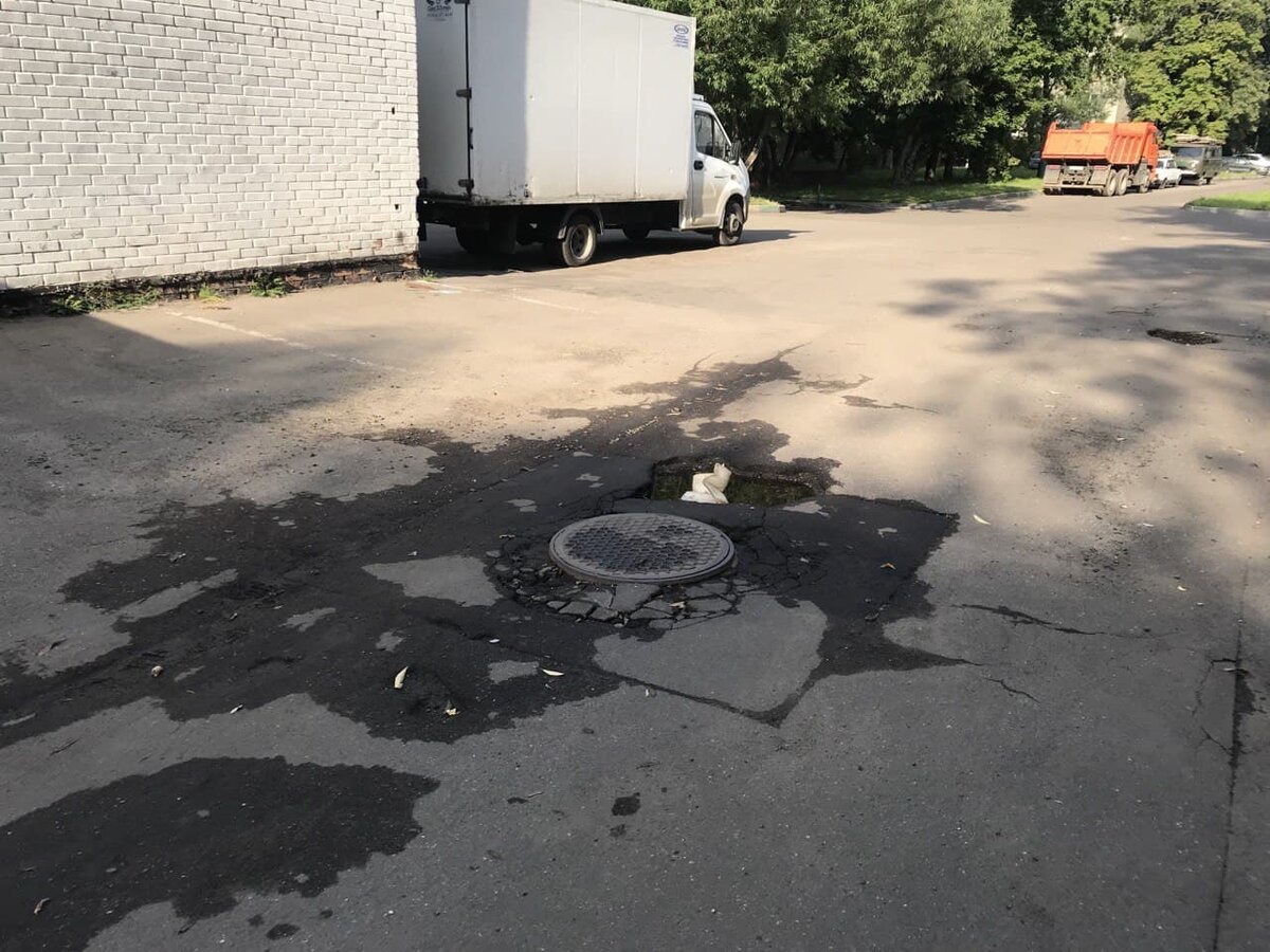 Вот такое было состояние дорожного покрытия. Именно эти фотографии я отправил на портал. Фото автора канала.