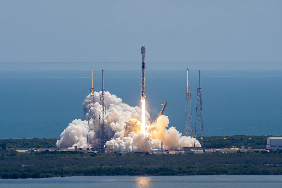 Космические запуски в мире. Booster 7 Space x. Departing Launch. SPACEX спутники Starlink в небе.