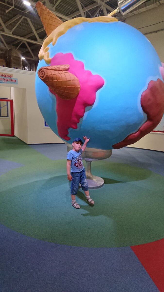 На входе нас одели в защитные халаты ,чепчики и бахилы ,очень смешное зрелище со стороны)))