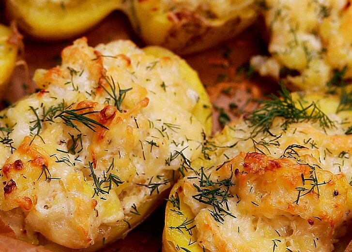 Рецепт: Чесночная картошка с зеленью и сыром - в духовке