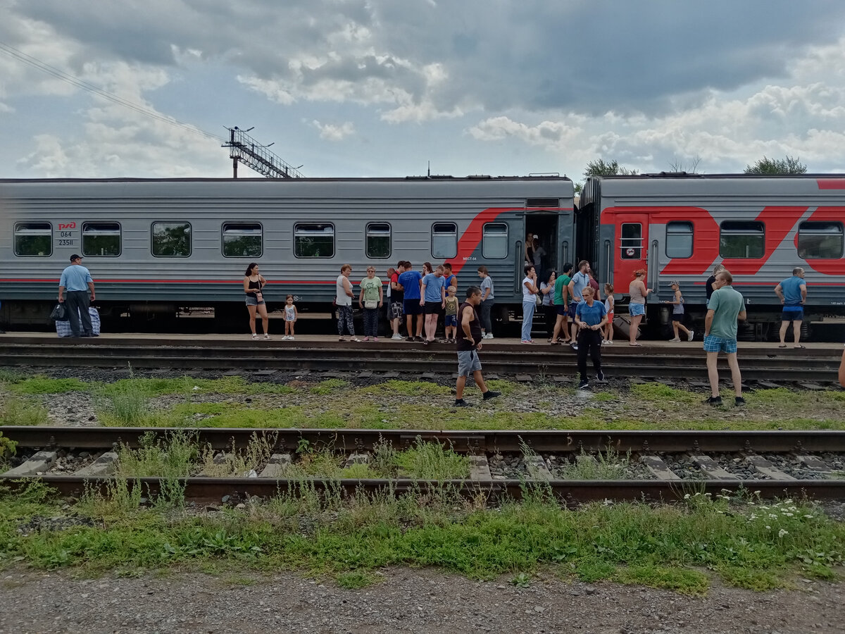 Пассажиры высыпали подышать свежим воздухом. Фото автора